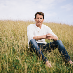 James_Blunt-1422_Final_-_Credit_Michael_Clement_4500x3000_KLEIN.png