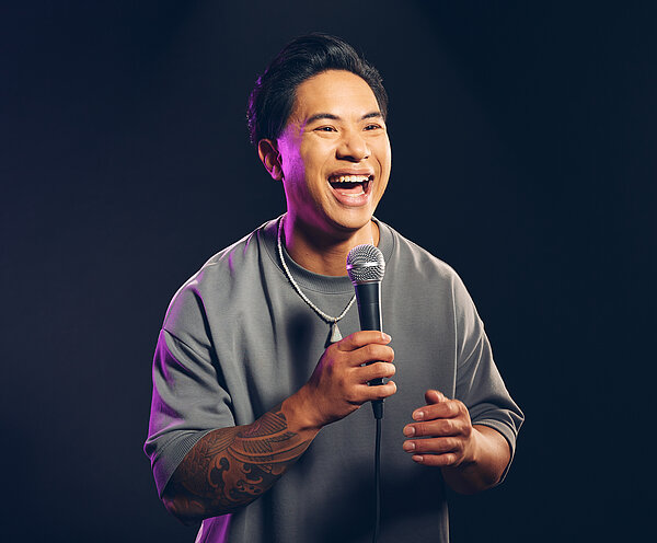Comedian Tutty Tran im Rahmen seiner „Wok-Life-Balance“-Tour am 17. Dezember 2027 in der Hamburger Barclays Arena