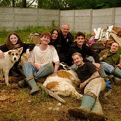 Photo_Zeck_Broder_Phia_und_Malte_mit_Tierheimhunden_Credit_TIERBRUECKE.jpeg