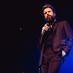 Father_John_Misty_-_Press_Photo_-_2025_-_Credit_Brent_Goldman.jpg