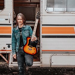 Myles_Kennedy_1_Credit_Chuck_Breuckmann.jpg