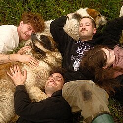 v.l.Malte_Zeck_Broder_und_Phia_mit_Tierheimhunden-Credits_FabianSchmidt.jpeg