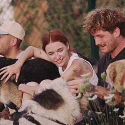 Photo_Zeck_Broder_Phia_und_Malte_mit_Tierheimhunden_Credit_TIERBRUECKE.jpg