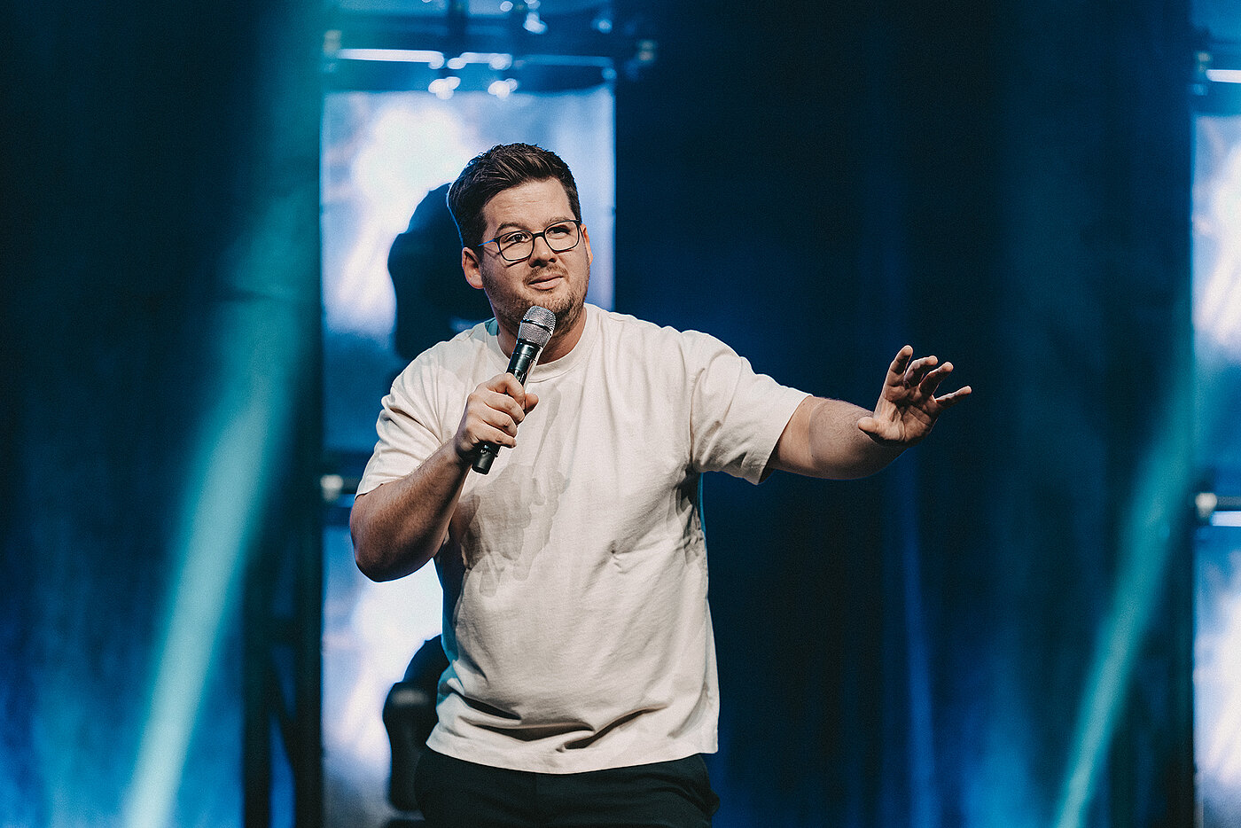 Nach restlos ausverkaufter Tour und Show im Volksparkstadion vor 34.000 Menschen: Chris Tall mit brandneuem Programm „KEEP LAUGHING“ am 13. November 2026 live in der Barclays Arena Hamburg