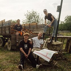 Photo_Zeck_Malte_Broder_und_Phia_mit_Bauplan_Credit_Fabian_Schmidt.jpeg